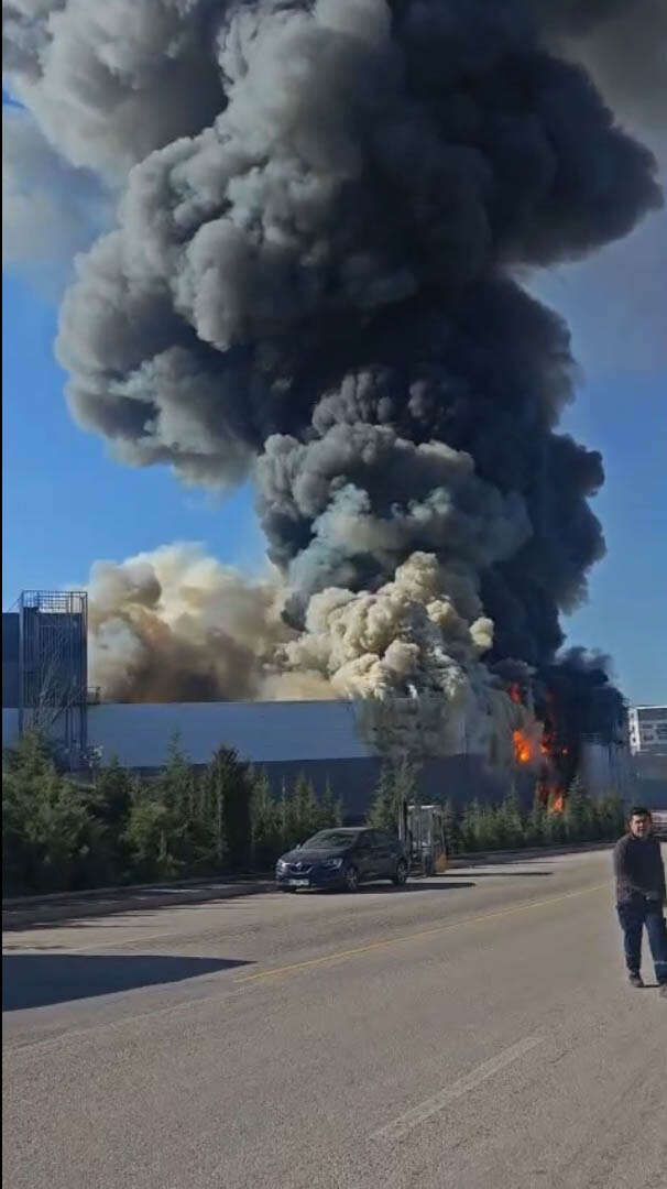 Boya fabrikasında yangın! 1 teknisyen hayatını kaybetti 4